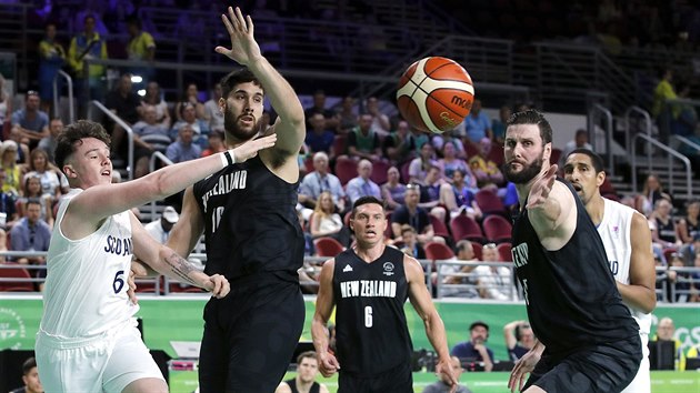 Kyle Jimenez (vlevo) ze Skotska pihrv kolem novozlandskho basketbalisty Tohiho Smithe-Milnera.