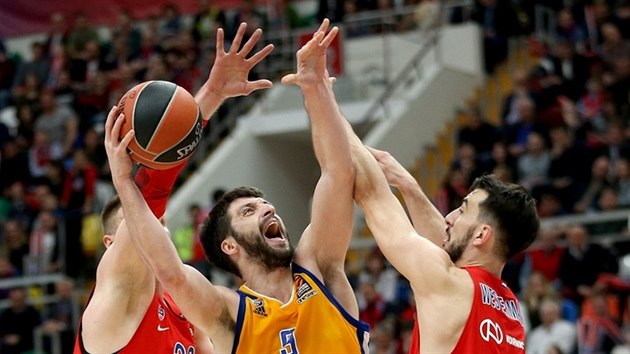 Stefan Markovi (ve lutm) z Chimek zakonuje mezi Andrejem Voronceviem (vlevo) a Lem Westermannem z CSKA.