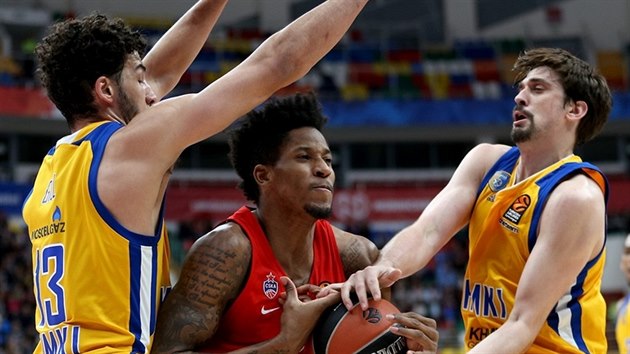 Will Clyburn (v ervenm) z CSKA m ke koi Chimek mezi Anthonym Gillem (vlevo) a Alexejem vedem.