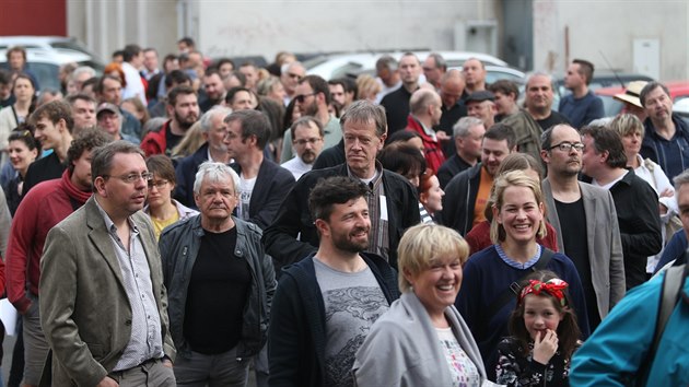 Fanoušci čekající na nedělní koncert Boba Dylana v Brně (15. dubna 2018).