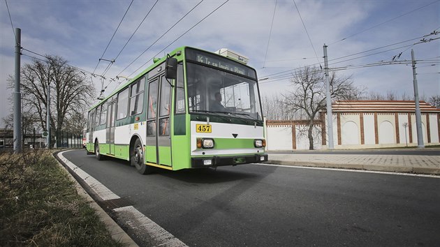 Hranat trolejbusy 14 Tr, kter vozily cestujc v Plzni 38 let, vera vyjely na posledn jzdu. Ode dneka je nahradily nzkopodlan trolejbusy. (9. 4. 2018)