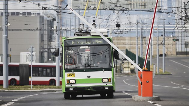 Hranat trolejbusy 14 Tr, kter vozily cestujc v Plzni 38 let, vera vyjely na posledn jzdu. Ode dneka je nahradily nzkopodlan trolejbusy. (9. 4. 2018)