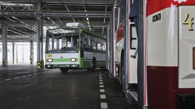 Hranat trolejbusy 14 Tr, kter vozily cestujc v Plzni 38 let, vera vyjely na posledn jzdu. Ode dneka je nahradily nzkopodlan trolejbusy. (9. 4. 2018)
