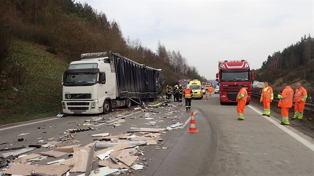 Nehoda dvou kamionů zablokovala dálnici D5 ve směru na Rozvadov na 116 kilometru. Děsivě vypadající střet oba řidiči přežili. Fotografie upravena HZS Plzeňského kraje.