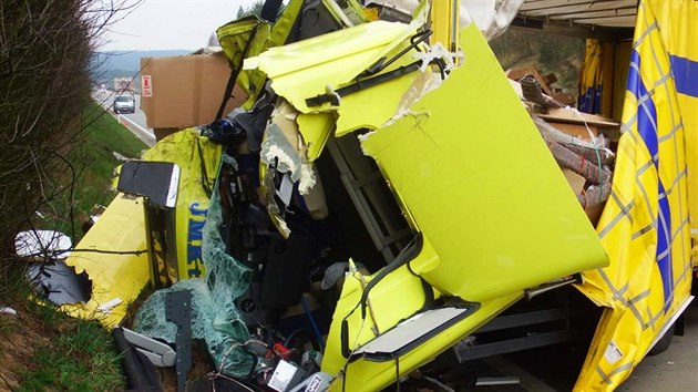 Nehoda dvou kamionů zablokovala dálnici D5 ve směru na Rozvadov na 116 kilometru. Děsivě vypadající střet oba řidiči přežili.