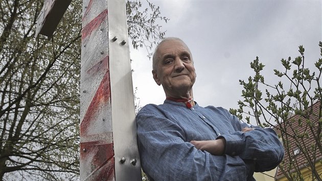 Architekt a herec David Vávra je autorem dřevěného altánu a skleněného kříže pro evangelický sbor v Chrástu u Plzně. (15. 4. 2018)