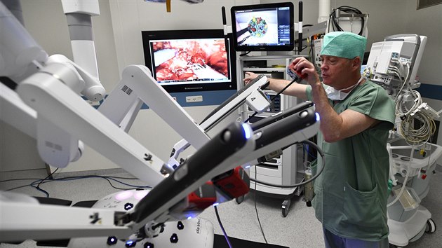 Marek Babjuk, přednosta urologické kliniky pražské Fakultní nemocnice v Motole, představil operační prostory nového Centra robotické chirurgie. (19. dubna 2018)