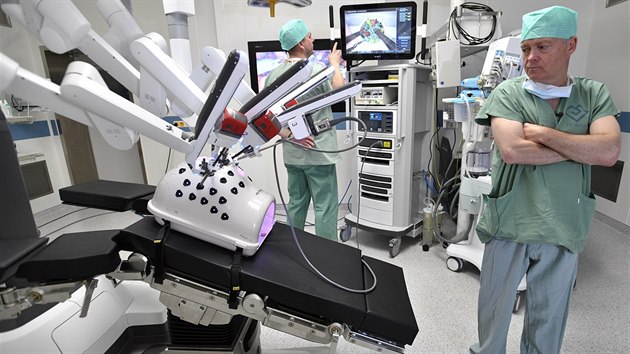 Marek Babjuk, pednosta urologick kliniky prask Fakultn nemocnice v Motole, pedstavil operan prostory novho Centra robotick chirurgie. (19. dubna 2018)