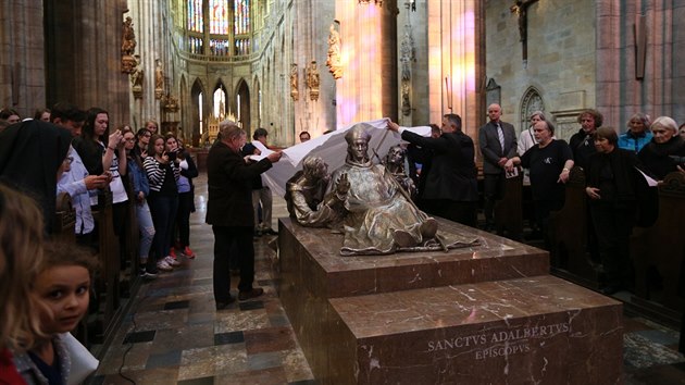 Slavnostní odhalení sousoší sv. Vojtěcha v katedrále sv. Víta. (19. dubna 2018)