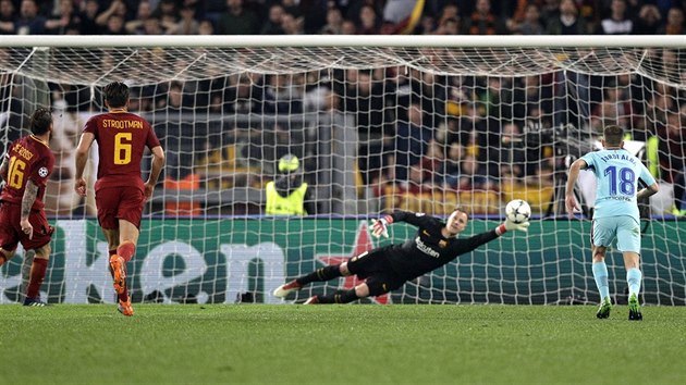 KAPITN PROMUJE. Daniele De Rossi z AS m pekonv z penalty barcelonskho glmana Ter Stegena.