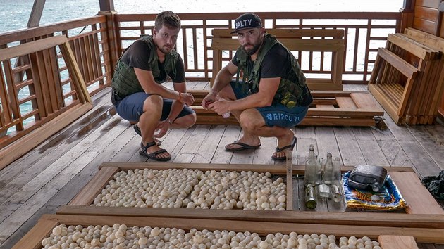 Tomáš Ouhel (vpravo) u zadržené zásilky 1 209 želvích vajec, kterou pomohl zajistit.