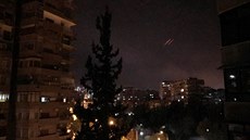 Noní nebe nad Damakem bhem západních úder na vojenské cíle v Sýrii (14....