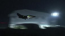 Britské letouny Tornado startovaly k úderm na Sýrii ze základny Akrotiri na...
