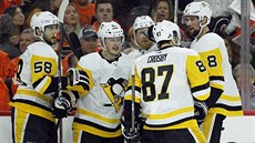 Sidney Crosby slaví se spoluhrái s Pittsburghu svj gól na led Philadelphie.