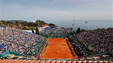 POHODA. Diváci v Monte Carlu sledují zápas prvního kola mezi Novakem Djokoviem...