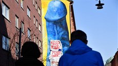 Obí modrý penis namalovaný na fasád jedné z budov ve Stockholmu (14.4.2018)