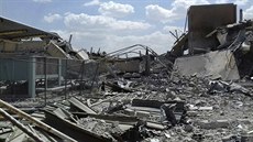 Zničené syrské vědecké výzkumné středisko, které bylo napadeno americkými,...