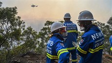Australtí hasii bojují s poáry na pedmstí Sydney. (15. dubna 2018)