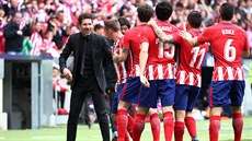 Fotbalisté Atlética Madrid slaví úspěšnou akci s trenérem Diegem Simeonem.
