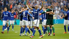 Fotbalisté Schalke slaví výhru nad Borussií Dortmund.