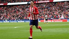 Fernando Torres z Atlética Madrid slaví branku v utkání proti Levante.
