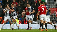 Fotbalisté West Bromwiche se radují z branky ve stetnutí s Manchesterem United.