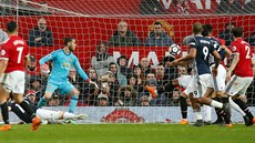 Branká� Manchesteru United David de Gea (uprost�ed) bezmocn� sleduje, jak mí� z...