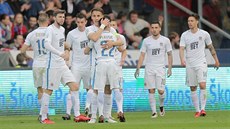 Fotbalisté Sparty slaví branku v utkání proti Plzni.