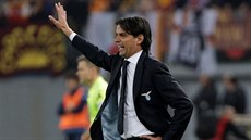 Trenér Lazia Simone Inzaghi diriguje své svence v utkání proti AS ím.
