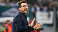 Trenér AS ím Eusebio Di Francesco divoce gestikuluje v zápase italské ligy...