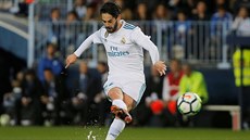 Isco střílí gól Realu Madrid v utkání proti Málaze z volného přímého kopu.