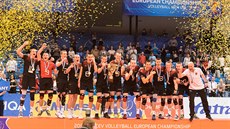 Mladí nmetí volejbalisté slaví výhru ve finále mistrovství Evropy do 18 let.