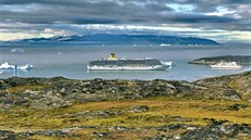Výletní loď Costa Luminosa kotví ve fjordu před grónským přístavem Ilulissat.