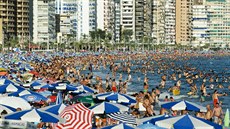 Turisté na panlském pobeí Costa Blanca uprosted sezony
