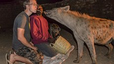 Turista si užívá krmení volně žijících hyen v Hararu v Etiopii.