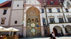 Turisté ped socialistickorealistickým orlojem v Olomouci v záí 1957. 