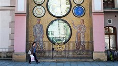 Turisté ped socialistickorealistickým orlojem v Olomouci v záí 1957. 