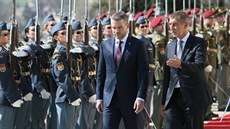 Premiér v demisi Andrej Babi (vpravo) pijal 11. dubna 2018 v praské...