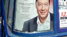 Rozbitá výloha u poslanecké kancelá�e Radka Kotena (SPD) v T�ebí�i. (12. dubna...