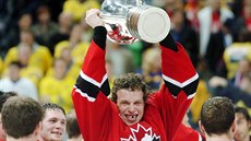 Kanaďan Dany Heatley se raduje z finálového vítězství na hokejovém šampionátu v...
