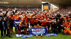POSTUP! Fotbalisté Wolverhamptonu slaví návrat do anglické Premier League.