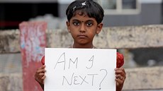 Mladá dívka drí ceduli s nápisem Budu dalí? bhem protest v Indii