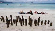 Návtvníci filipínského ostrova Boracay se sluní na plái