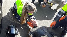 P�ilbu motorká�i sundejte, jen pokud nedýchá.