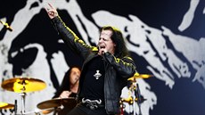 Vypadá jinak ne� Elvis. Ale ten zp�v... zadejte si do YouTube �Elvis vs evil...