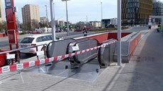 Dvojice schod� p�i výstupu ze stanice metra Nádra�í Veleslavín je ji� nyní...
