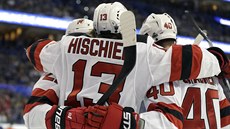 Hokejisté New Jersey Devils se radují z gólu do sít� Tampy Bay.