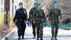 V centru Karlových Var hlídkovali policisté spolen se záloáky, kteí se...