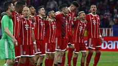Fotbalisté Bayernu Mnichov oslavují s fanoušky postup do semifinále Ligy mistrů.