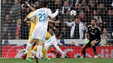 Lucas Vazquéz z Realu Madrid padá v pokutovém území Juventusu, sudí Oliver v...